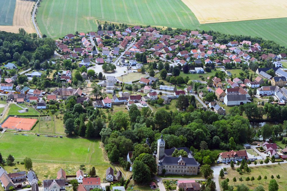 Hermsdorf von oben - Ortsansicht am Rande von landwirtschaftlichen Feldern in Hermsdorf im Bundesland Thüringen, Deutschland