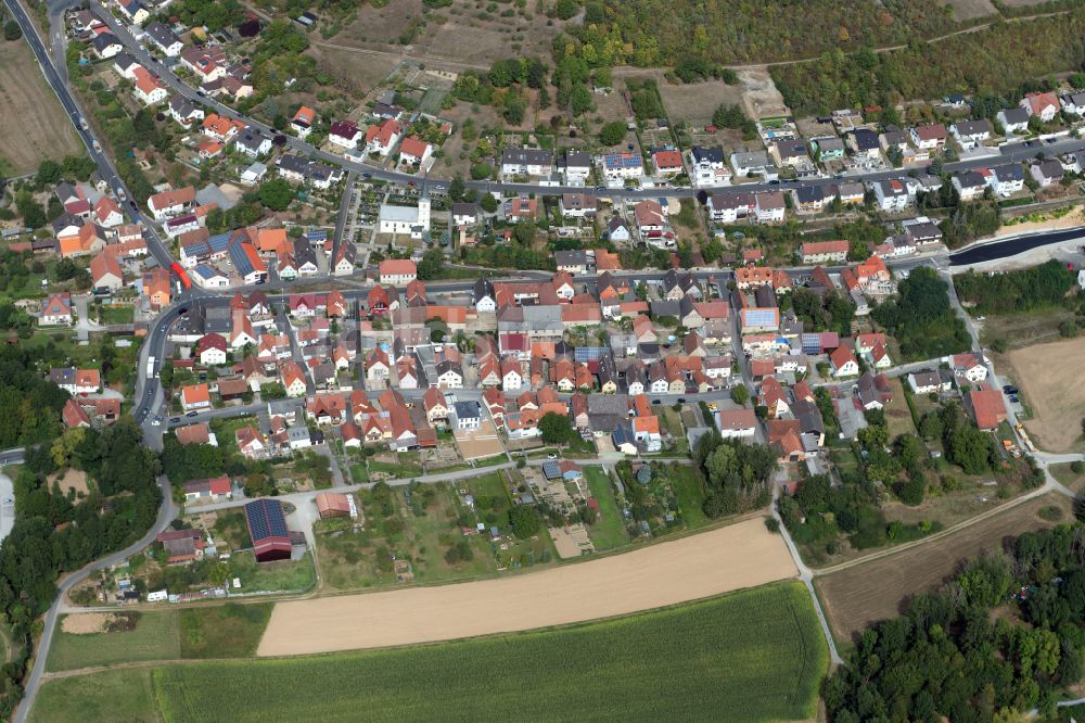 Luftaufnahme Heugrumbach - Ortsansicht am Rande von landwirtschaftlichen Feldern in Heugrumbach im Bundesland Bayern, Deutschland