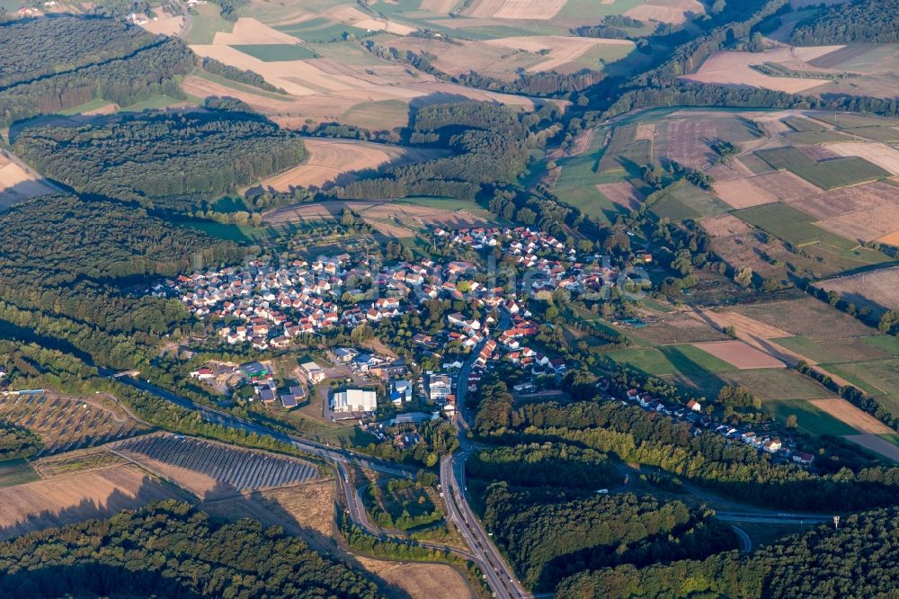 Höheischweiler von oben - Ortsansicht am Rande von landwirtschaftlichen Feldern in Höheischweiler im Bundesland Rheinland-Pfalz, Deutschland