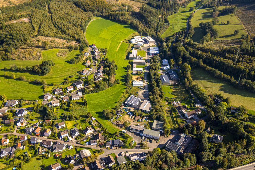 Luftaufnahme Hilchenbach - Ortsansicht am Rande von landwirtschaftlichen Feldern in Hilchenbach im Bundesland Nordrhein-Westfalen, Deutschland