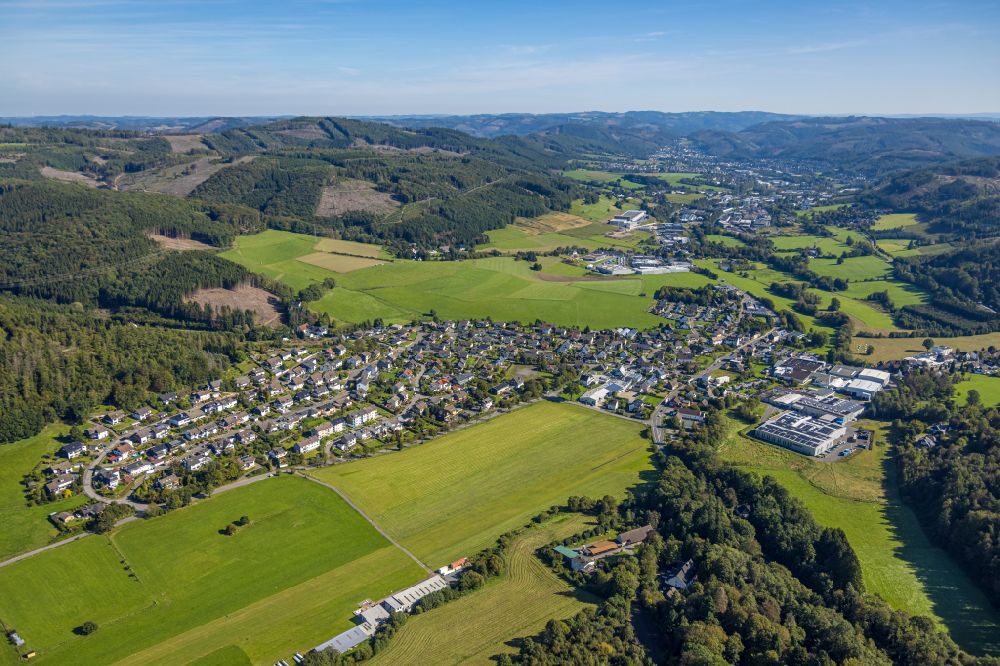Luftbild Hüinghausen - Ortsansicht am Rande von landwirtschaftlichen Feldern in Hüinghausen im Bundesland Nordrhein-Westfalen, Deutschland
