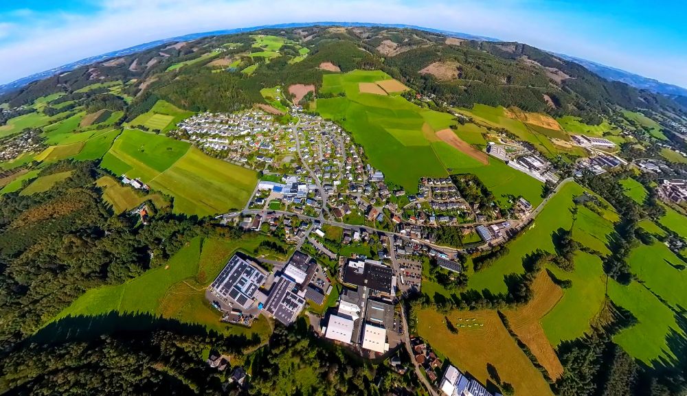 Luftaufnahme Hüinghausen - Ortsansicht am Rande von landwirtschaftlichen Feldern in Hüinghausen im Bundesland Nordrhein-Westfalen, Deutschland