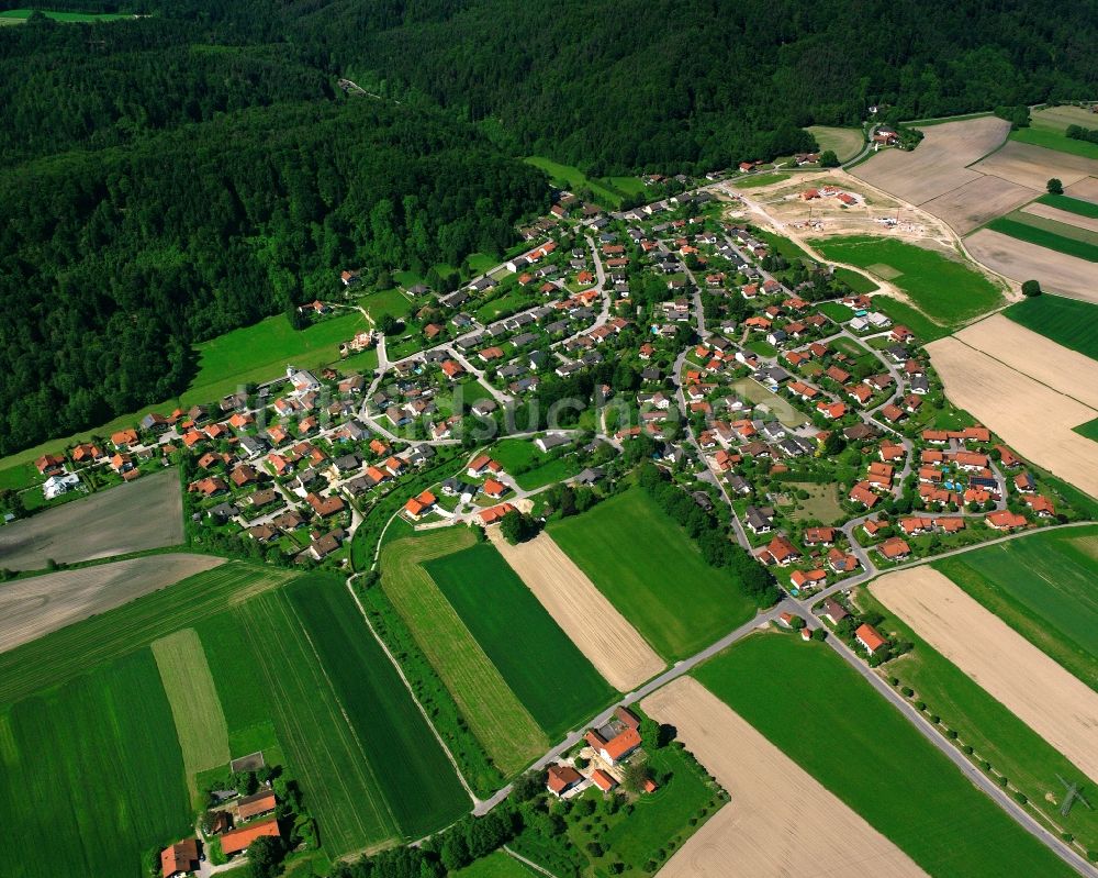 Hitzenau aus der Vogelperspektive: Ortsansicht am Rande von landwirtschaftlichen Feldern in Hitzenau im Bundesland Bayern, Deutschland
