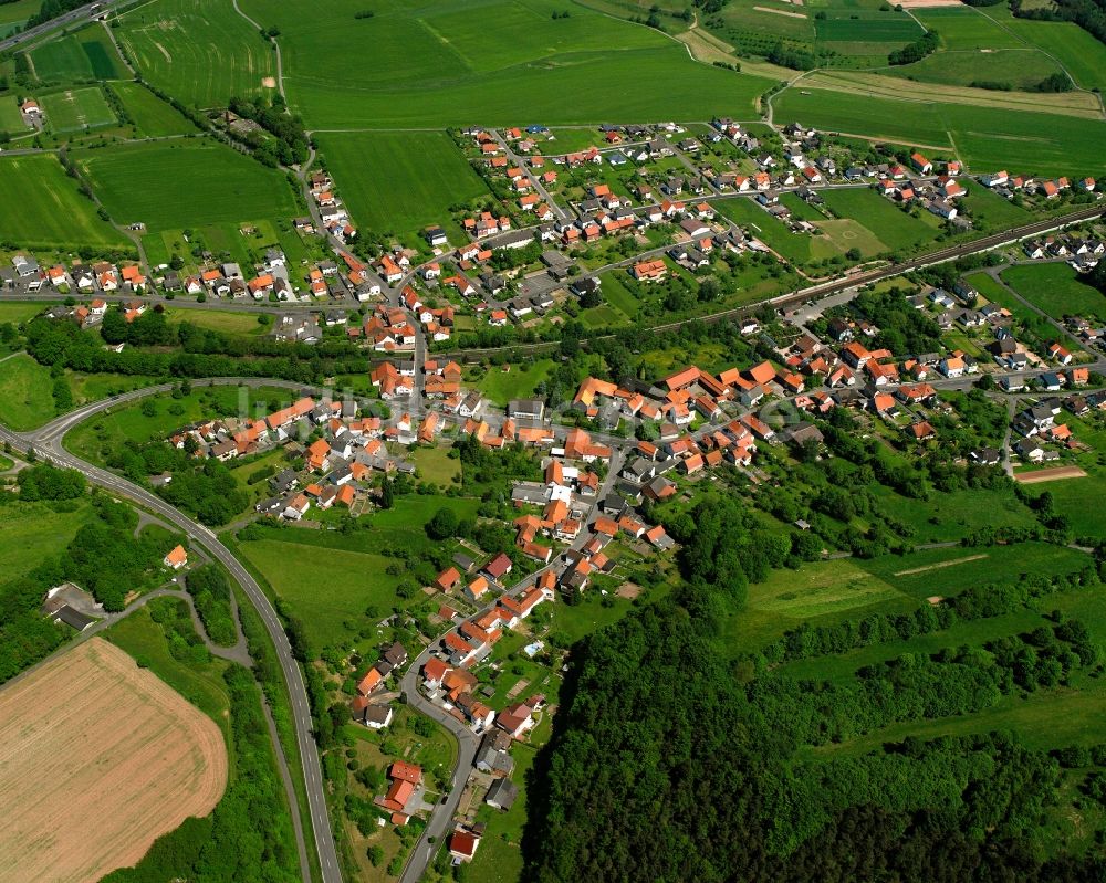 Hönebach von oben - Ortsansicht am Rande von landwirtschaftlichen Feldern in Hönebach im Bundesland Hessen, Deutschland