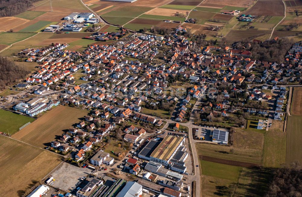 Luftaufnahme Hochdorf - Ortsansicht am Rande von landwirtschaftlichen Feldern in Hochdorf im Bundesland Baden-Württemberg, Deutschland