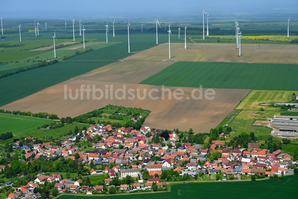 Hochheim von oben - Ortsansicht am Rande von landwirtschaftlichen Feldern in Hochheim im Bundesland Thüringen, Deutschland