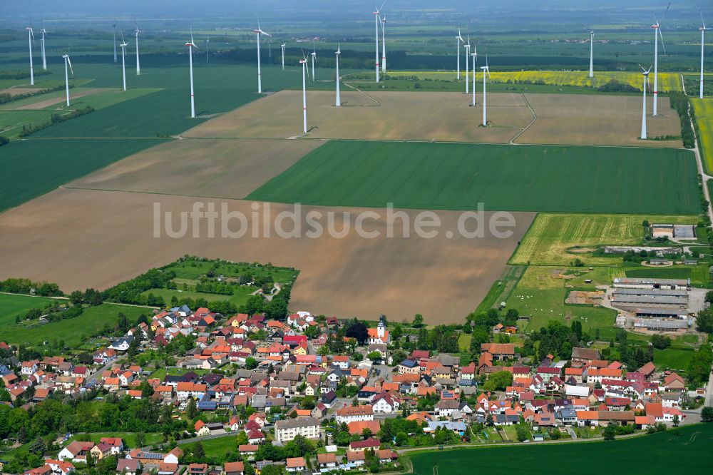 Hochheim aus der Vogelperspektive: Ortsansicht am Rande von landwirtschaftlichen Feldern in Hochheim im Bundesland Thüringen, Deutschland