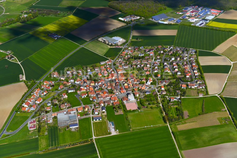 Hoheim von oben - Ortsansicht am Rande von landwirtschaftlichen Feldern in Hoheim im Bundesland Bayern, Deutschland