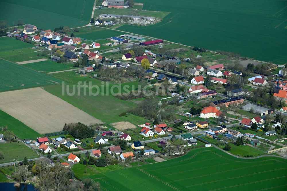 Luftaufnahme Hohenselchow - Ortsansicht am Rande von landwirtschaftlichen Feldern in Hohenselchow im Bundesland Brandenburg, Deutschland