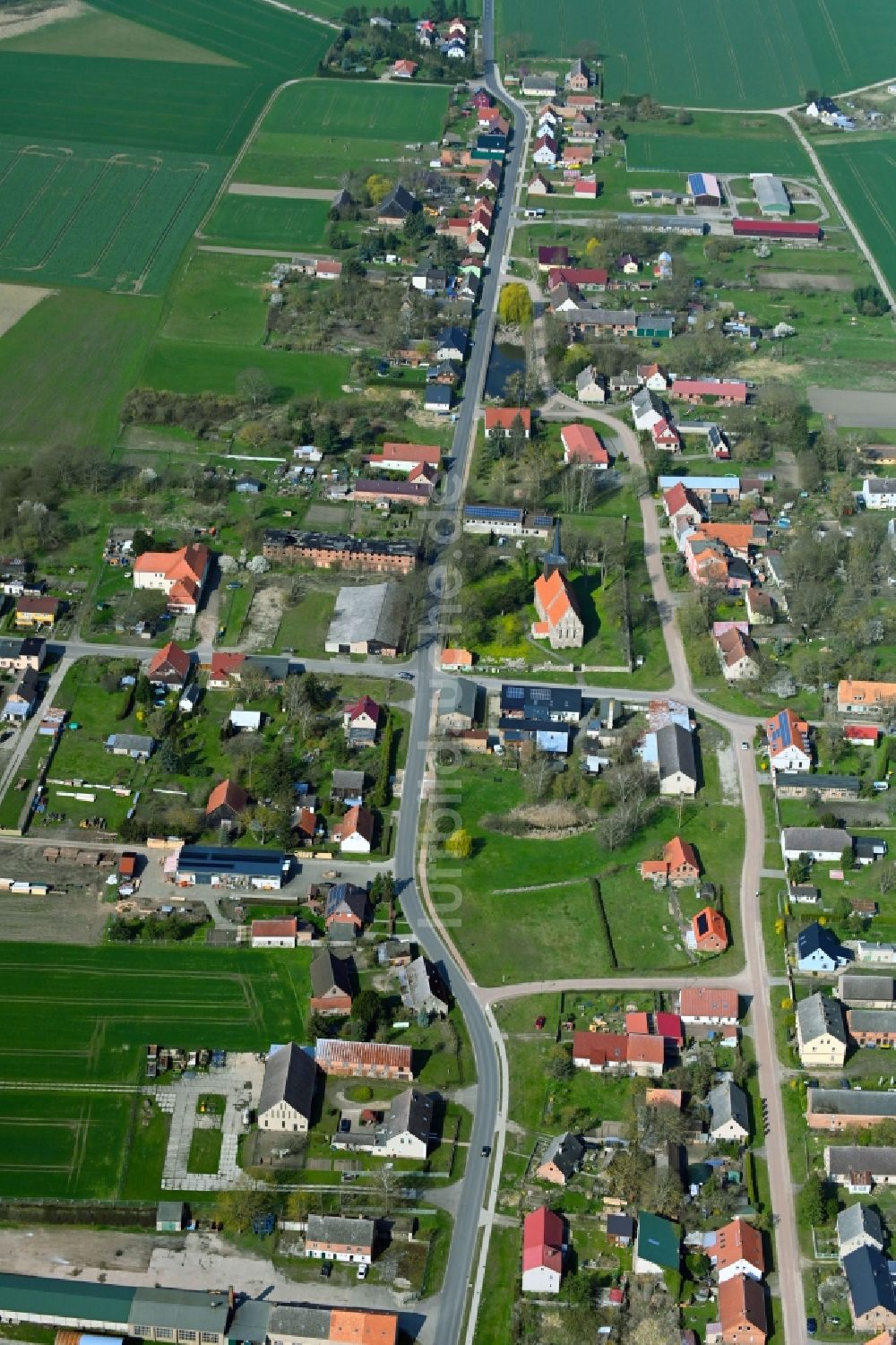 Luftbild Hohenselchow - Ortsansicht am Rande von landwirtschaftlichen Feldern in Hohenselchow im Bundesland Brandenburg, Deutschland