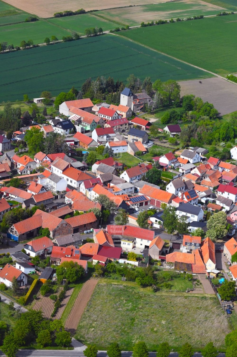 Holzengel von oben - Ortsansicht am Rande von landwirtschaftlichen Feldern in Holzengel im Bundesland Thüringen, Deutschland