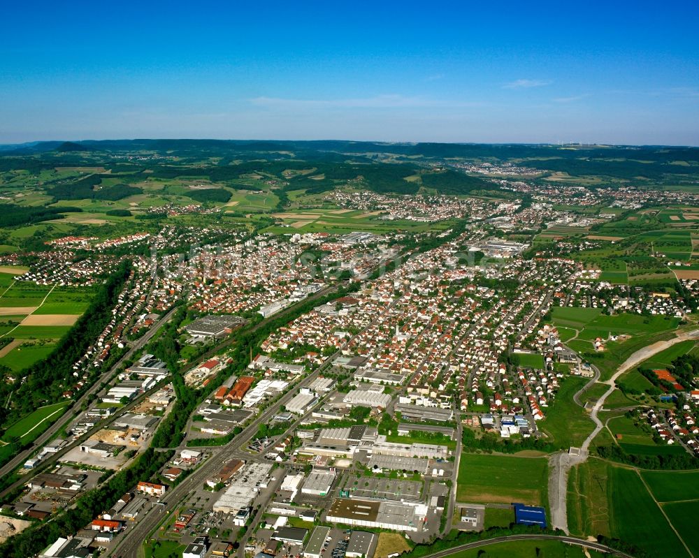 Luftaufnahme Holzheim - Ortsansicht am Rande von landwirtschaftlichen Feldern in Holzheim im Bundesland Baden-Württemberg, Deutschland