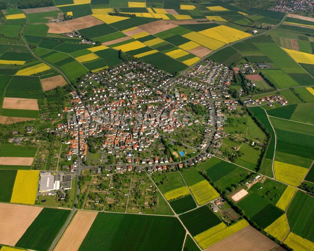 Luftaufnahme Holzheim - Ortsansicht am Rande von landwirtschaftlichen Feldern in Holzheim im Bundesland Hessen, Deutschland
