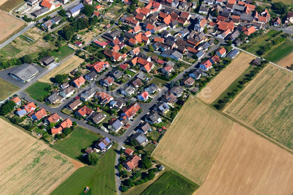 Luftbild Holzkirchhausen - Ortsansicht am Rande von landwirtschaftlichen Feldern in Holzkirchhausen im Bundesland Bayern, Deutschland
