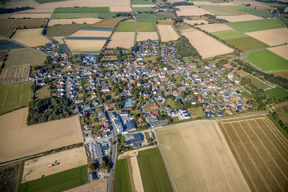 Luftaufnahme Horn-Millinghausen - Ortsansicht am Rande von landwirtschaftlichen Feldern in Horn-Millinghausen im Bundesland Nordrhein-Westfalen, Deutschland