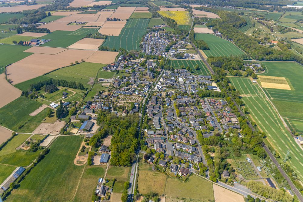 Luftaufnahme Hüthum - Ortsansicht am Rande von landwirtschaftlichen Feldern in Hüthum im Bundesland Nordrhein-Westfalen, Deutschland