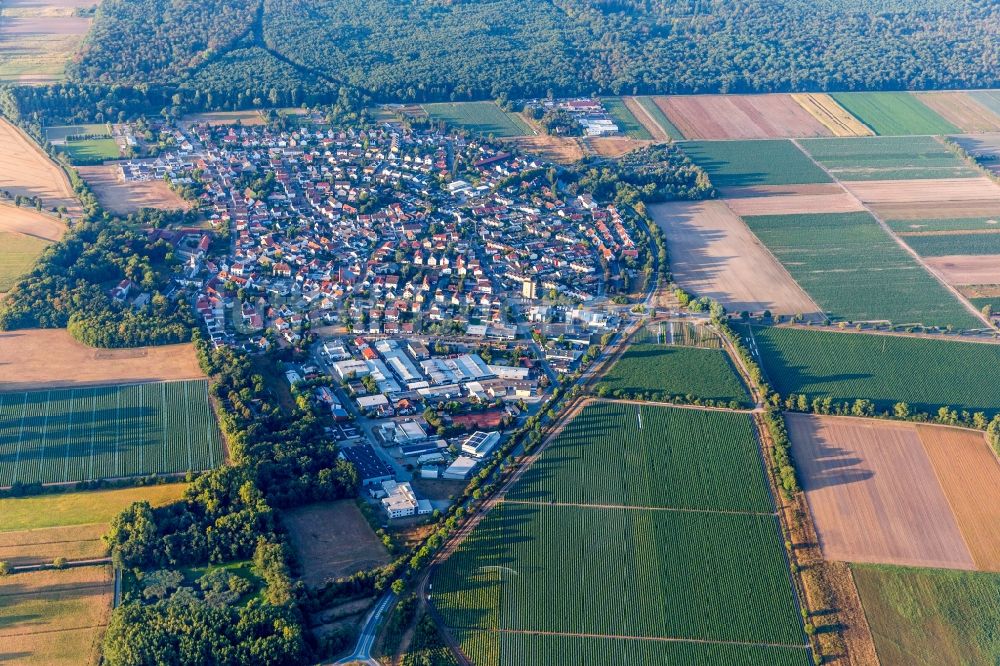 Hüttenfeld aus der Vogelperspektive: Ortsansicht am Rande von landwirtschaftlichen Feldern in Hüttenfeld im Bundesland Hessen, Deutschland