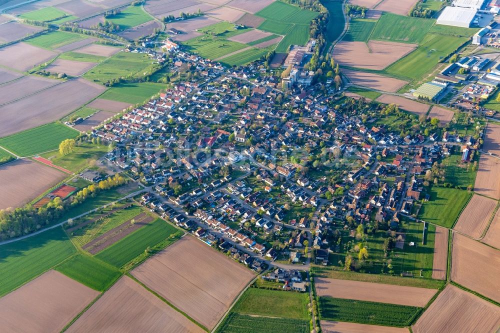 Luftaufnahme Hugsweier - Ortsansicht am Rande von landwirtschaftlichen Feldern in Hugsweier im Bundesland Baden-Württemberg, Deutschland