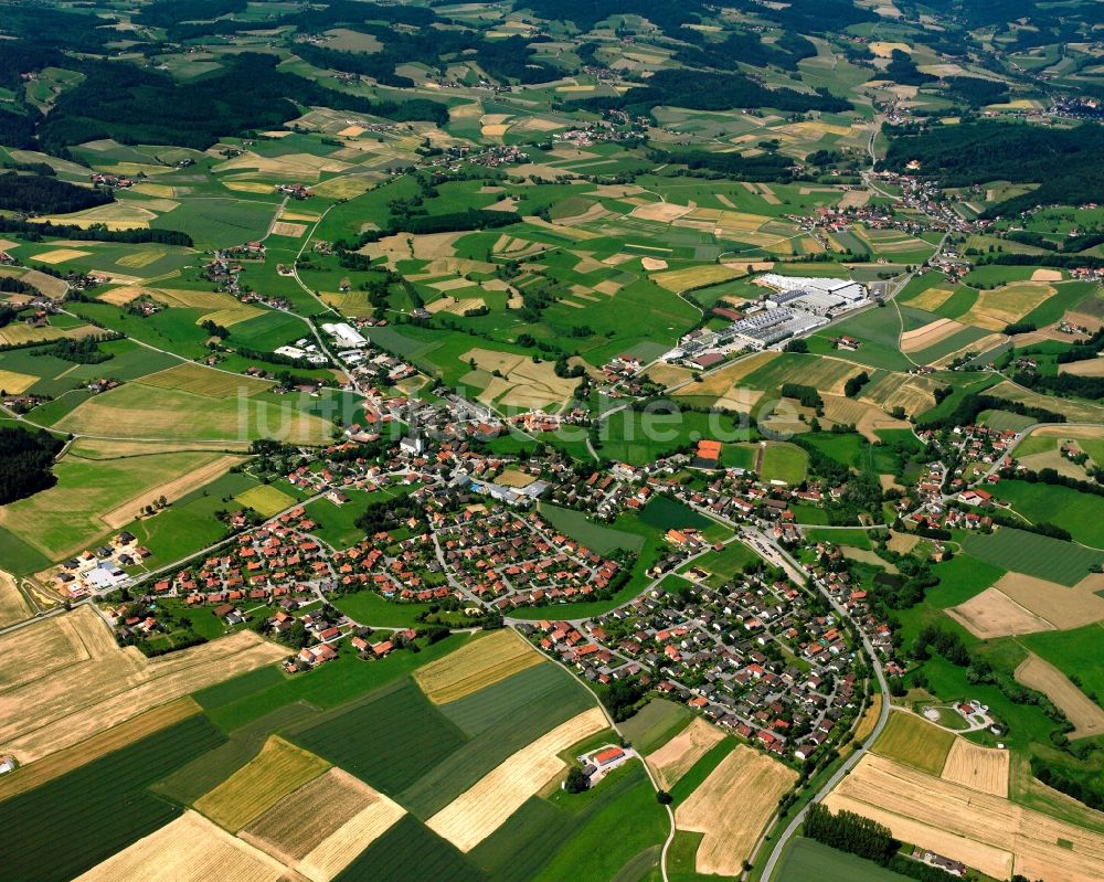 Hunderdorf von oben - Ortsansicht am Rande von landwirtschaftlichen Feldern in Hunderdorf im Bundesland Bayern, Deutschland