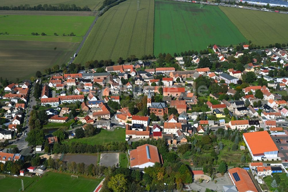 Luftaufnahme Irxleben - Ortsansicht am Rande von landwirtschaftlichen Feldern in Irxleben im Bundesland Sachsen-Anhalt, Deutschland