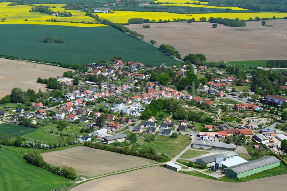 Luftbild Kalkhorst - Ortsansicht am Rande von landwirtschaftlichen Feldern in Kalkhorst im Bundesland Mecklenburg-Vorpommern, Deutschland
