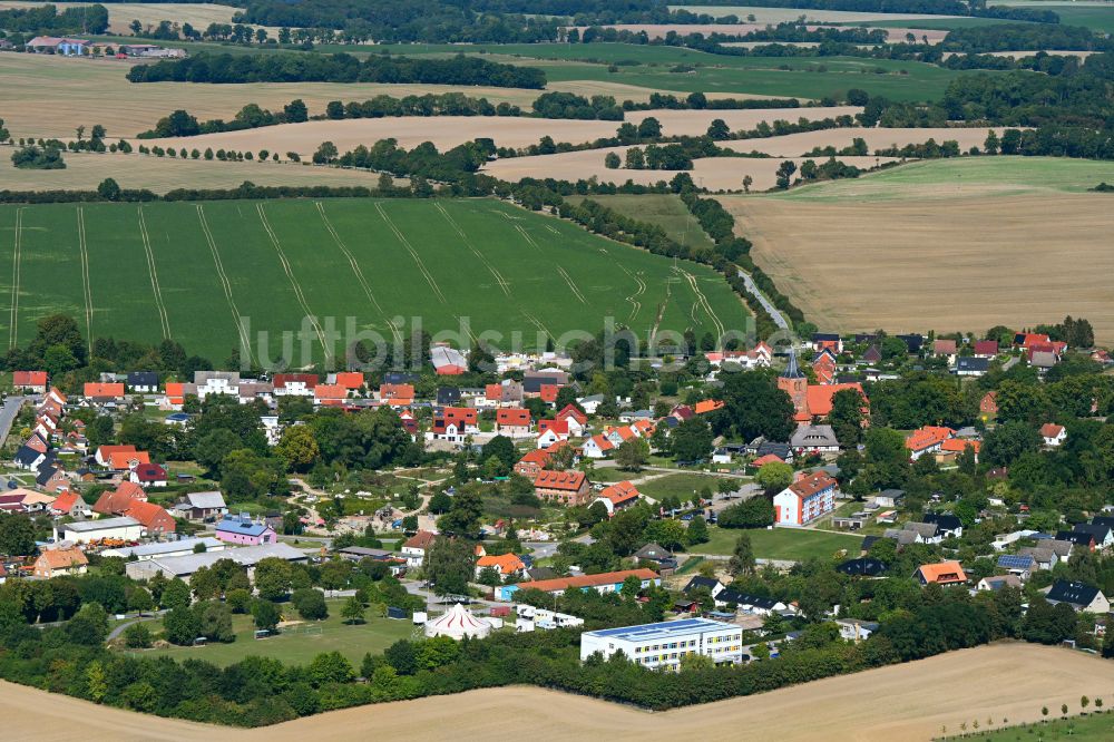 Luftaufnahme Kalkhorst - Ortsansicht am Rande von landwirtschaftlichen Feldern in Kalkhorst im Bundesland Mecklenburg-Vorpommern, Deutschland