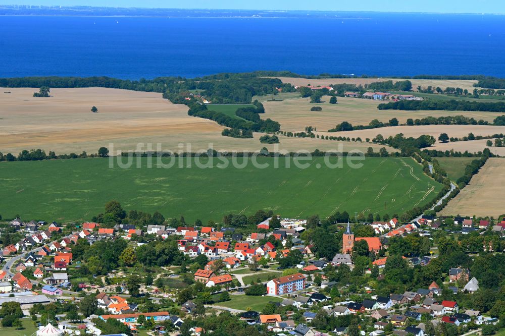 Kalkhorst von oben - Ortsansicht am Rande von landwirtschaftlichen Feldern in Kalkhorst im Bundesland Mecklenburg-Vorpommern, Deutschland