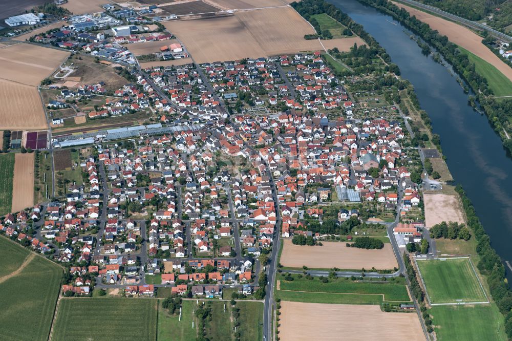 Karlburg aus der Vogelperspektive: Ortsansicht am Rande von landwirtschaftlichen Feldern in Karlburg im Bundesland Bayern, Deutschland