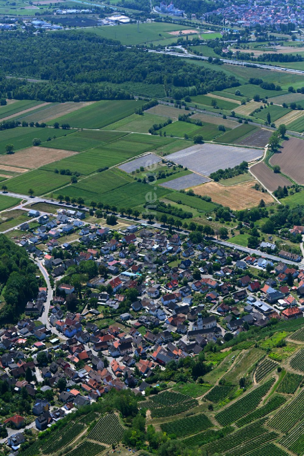 Kenzingen von oben - Ortsansicht am Rande von landwirtschaftlichen Feldern in Kenzingen im Bundesland Baden-Württemberg, Deutschland