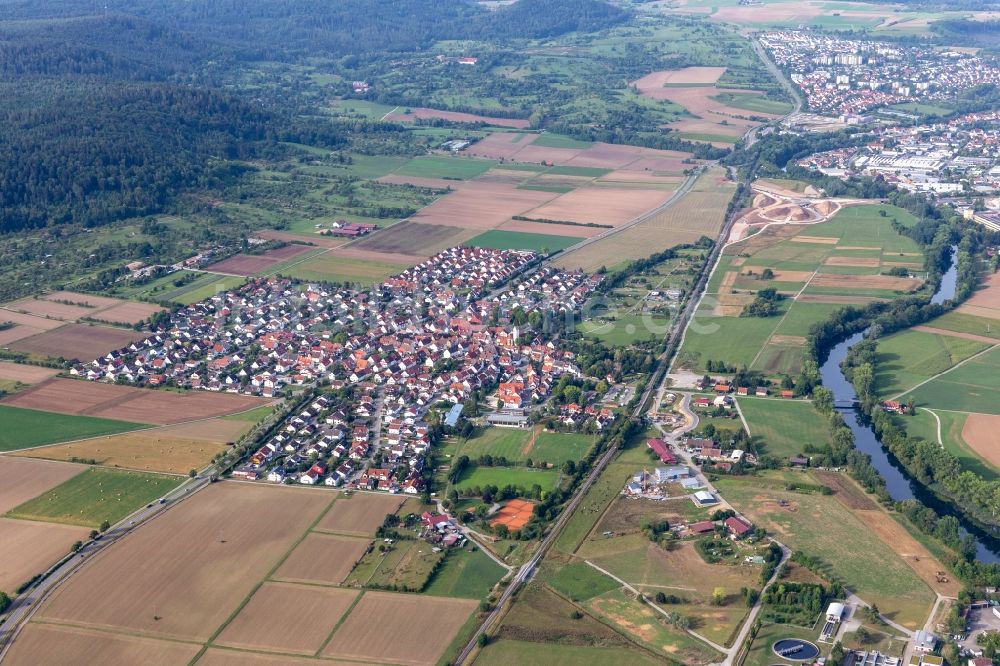 Kiebingen aus der Vogelperspektive: Ortsansicht am Rande von landwirtschaftlichen Feldern in Kiebingen im Bundesland Baden-Württemberg, Deutschland