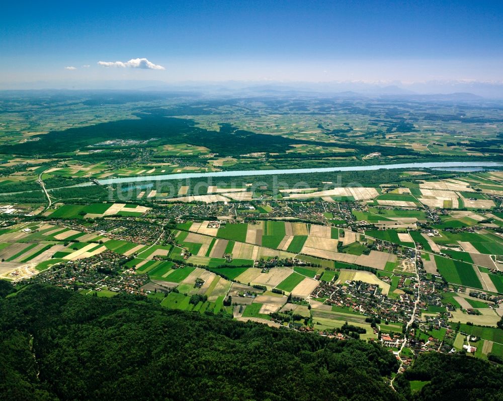 Luftaufnahme Kirchdorf am Inn - Ortsansicht am Rande von landwirtschaftlichen Feldern in Kirchdorf am Inn im Bundesland Bayern, Deutschland