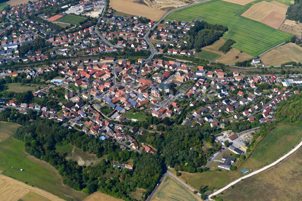 Kirchheim von oben - Ortsansicht am Rande von landwirtschaftlichen Feldern in Kirchheim im Bundesland Bayern, Deutschland