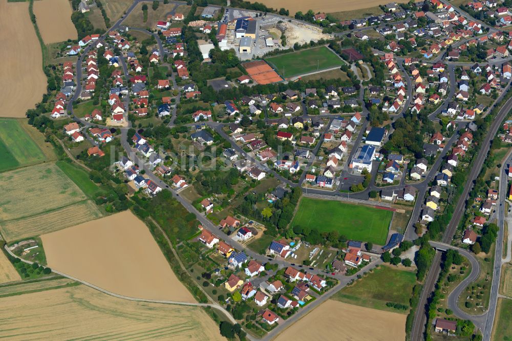 Luftaufnahme Kirchheim - Ortsansicht am Rande von landwirtschaftlichen Feldern in Kirchheim im Bundesland Bayern, Deutschland