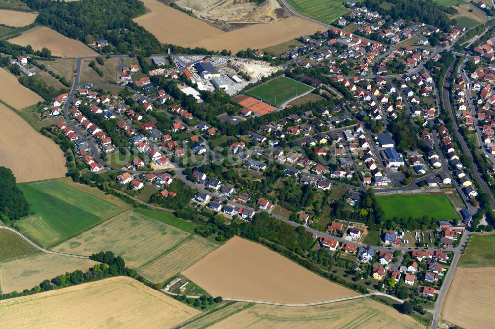 Kirchheim von oben - Ortsansicht am Rande von landwirtschaftlichen Feldern in Kirchheim im Bundesland Bayern, Deutschland