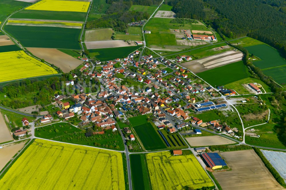 Luftaufnahme Kirchschönbach - Ortsansicht am Rande von landwirtschaftlichen Feldern in Kirchschönbach im Bundesland Bayern, Deutschland