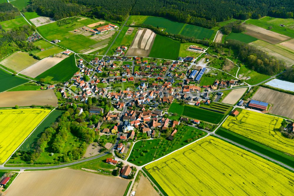 Kirchschönbach von oben - Ortsansicht am Rande von landwirtschaftlichen Feldern in Kirchschönbach im Bundesland Bayern, Deutschland
