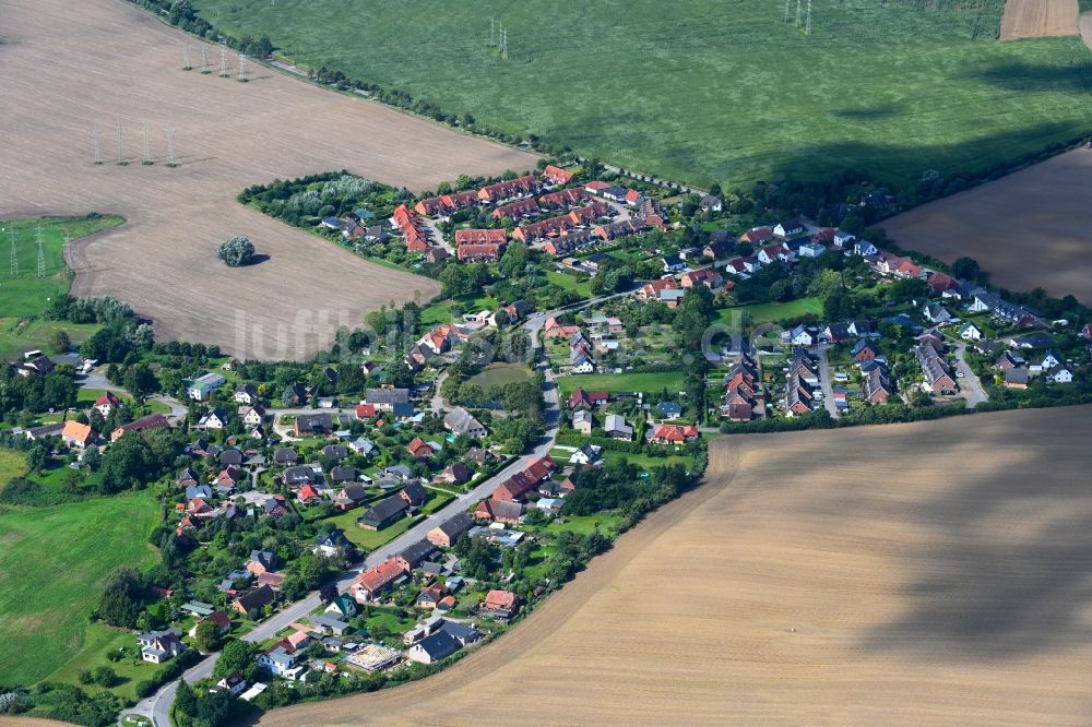 Luftaufnahme Klein Rogahn - Ortsansicht am Rande von landwirtschaftlichen Feldern in Klein Rogahn im Bundesland Mecklenburg-Vorpommern, Deutschland