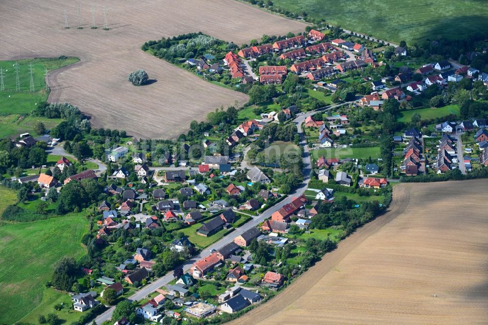 Klein Rogahn von oben - Ortsansicht am Rande von landwirtschaftlichen Feldern in Klein Rogahn im Bundesland Mecklenburg-Vorpommern, Deutschland