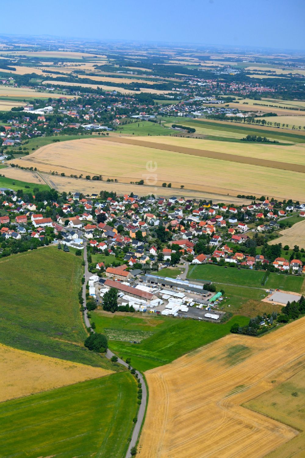 Luftaufnahme Kleinopitz - Ortsansicht am Rande von landwirtschaftlichen Feldern in Kleinopitz im Bundesland Sachsen, Deutschland