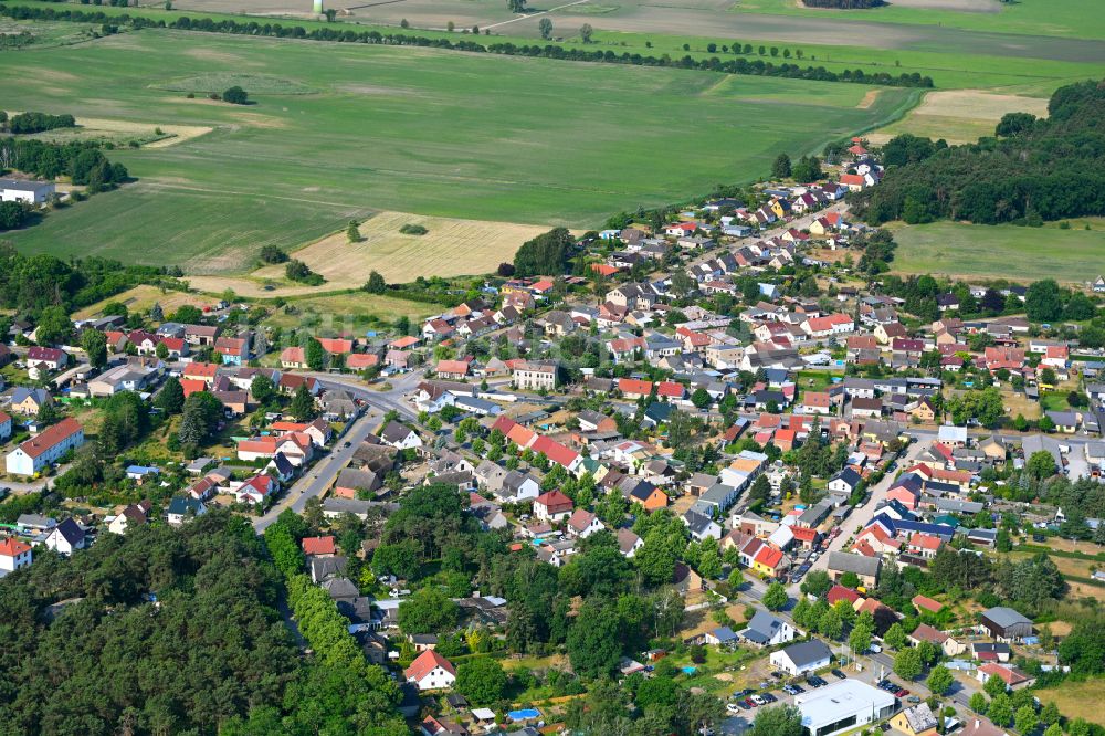 Luftaufnahme Klosterfelde - Ortsansicht am Rande von landwirtschaftlichen Feldern in Klosterfelde im Bundesland Brandenburg, Deutschland