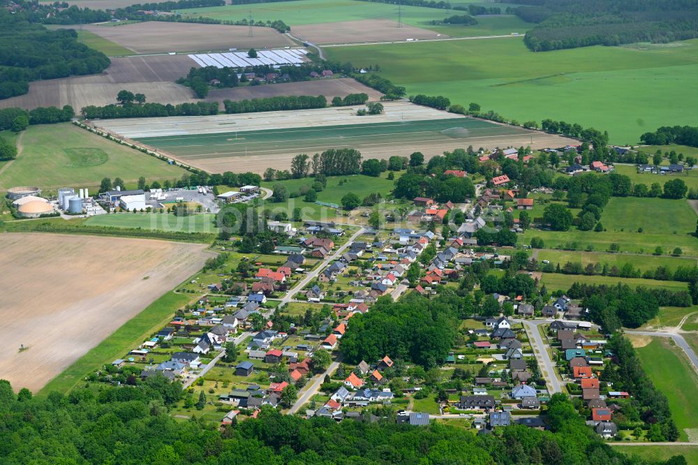 Kogel aus der Vogelperspektive: Ortsansicht am Rande von landwirtschaftlichen Feldern in Kogel im Bundesland Mecklenburg-Vorpommern, Deutschland