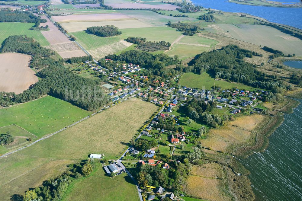 Luftaufnahme Lütow - Ortsansicht am Rande von landwirtschaftlichen Feldern an der Küste der Ostsee in Lütow im Bundesland Mecklenburg-Vorpommern, Deutschland