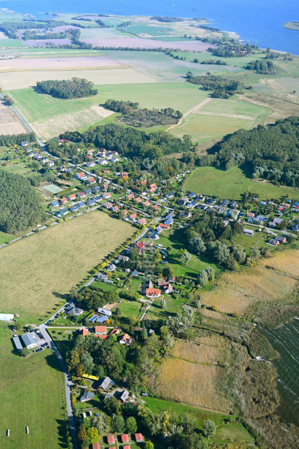 Lütow von oben - Ortsansicht am Rande von landwirtschaftlichen Feldern an der Küste der Ostsee in Lütow im Bundesland Mecklenburg-Vorpommern, Deutschland