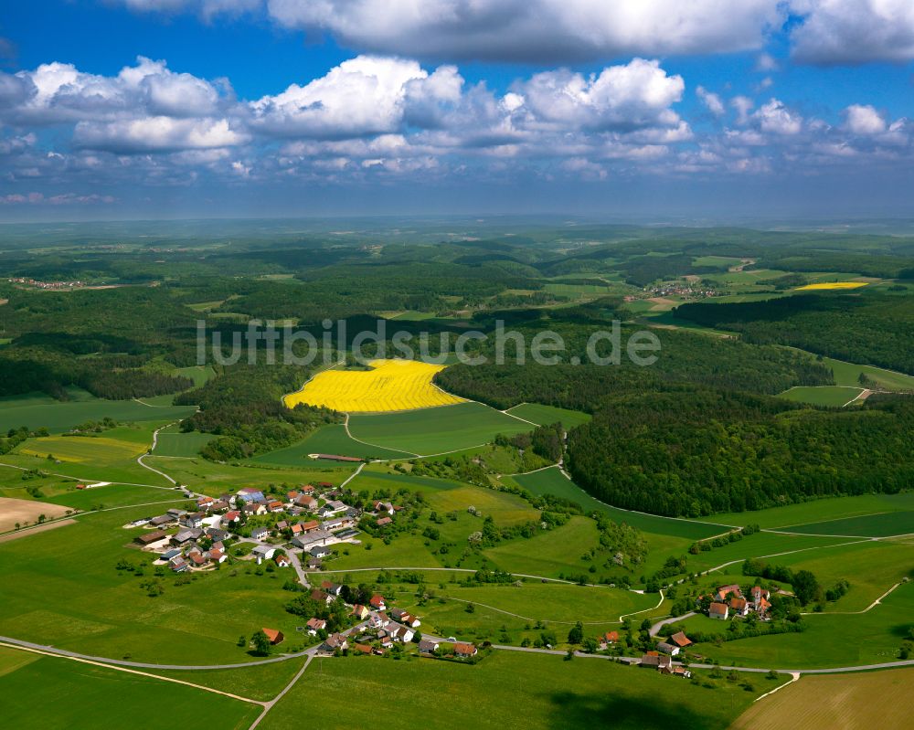 Langenenslingen von oben - Ortsansicht am Rande von landwirtschaftlichen Feldern in Langenenslingen im Bundesland Baden-Württemberg, Deutschland