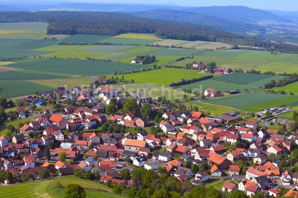 Luftbild Langenschwarz - Ortsansicht am Rande von landwirtschaftlichen Feldern in Langenschwarz im Bundesland Hessen, Deutschland