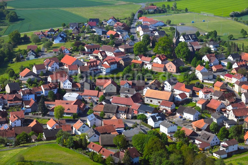 Luftaufnahme Langenschwarz - Ortsansicht am Rande von landwirtschaftlichen Feldern in Langenschwarz im Bundesland Hessen, Deutschland