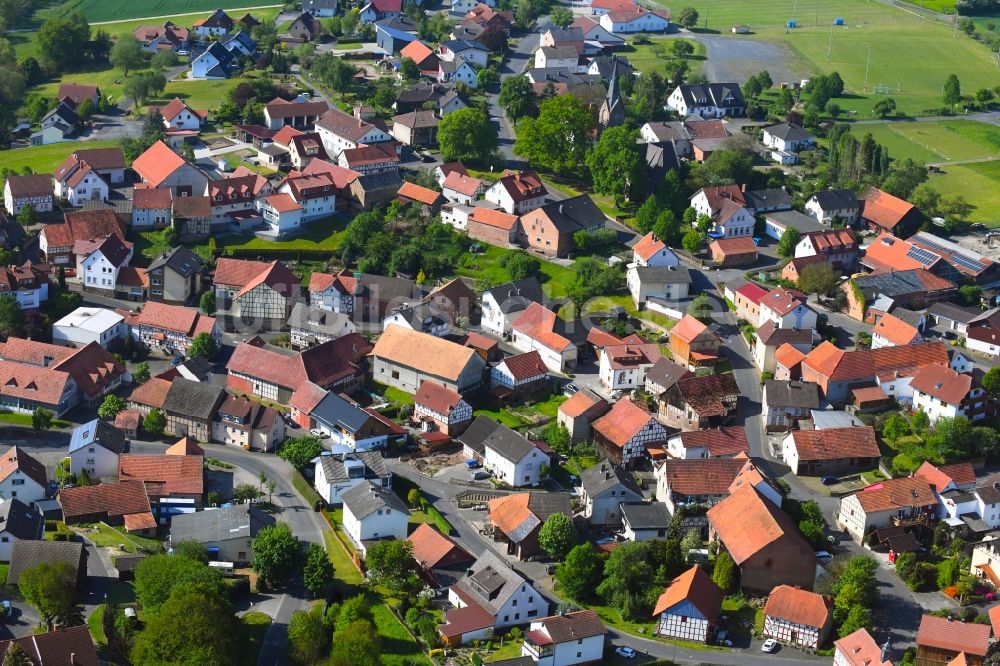 Langenschwarz von oben - Ortsansicht am Rande von landwirtschaftlichen Feldern in Langenschwarz im Bundesland Hessen, Deutschland
