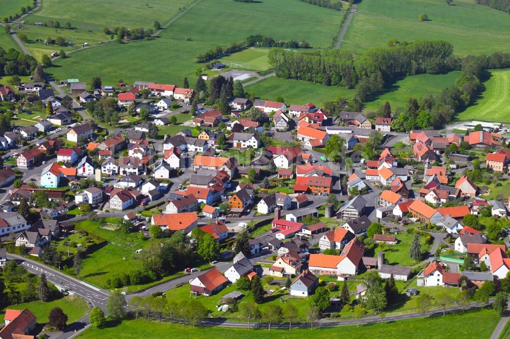 Luftaufnahme Lanzenhain - Ortsansicht am Rande von landwirtschaftlichen Feldern in Lanzenhain im Bundesland Hessen, Deutschland