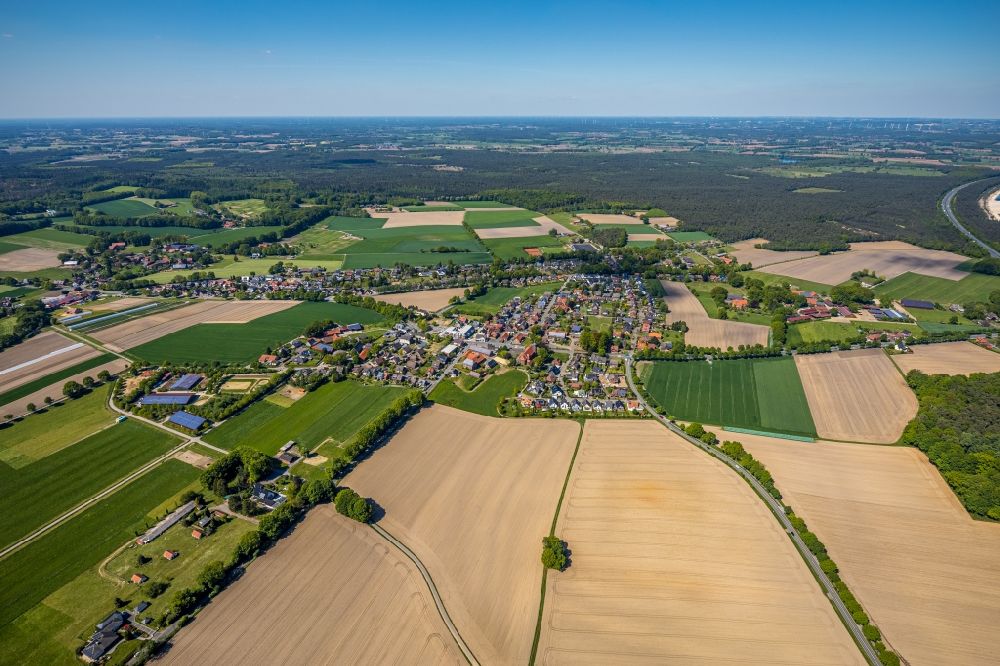 Lavesum von oben - Ortsansicht am Rande von landwirtschaftlichen Feldern in Lavesum im Bundesland Nordrhein-Westfalen, Deutschland