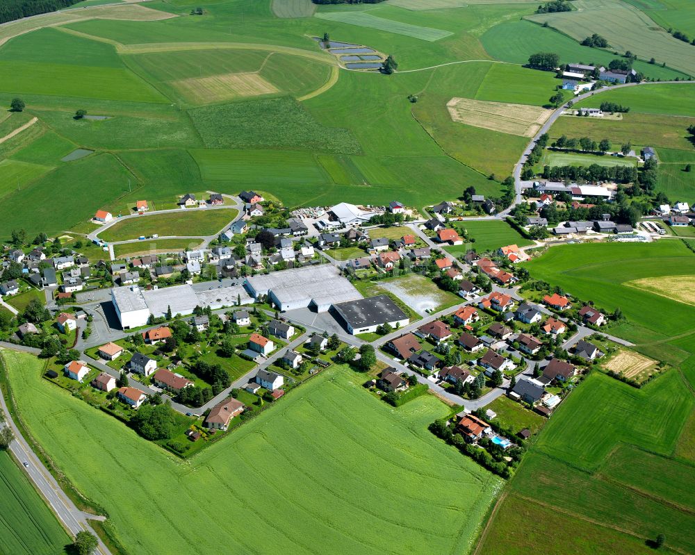 Leupoldsgrün aus der Vogelperspektive: Ortsansicht am Rande von landwirtschaftlichen Feldern in Leupoldsgrün im Bundesland Bayern, Deutschland